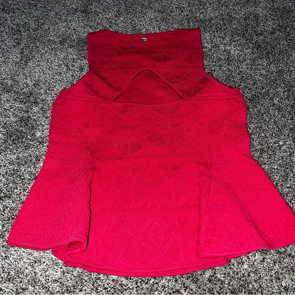 Pink guess peplum slinky material top size medium - Picture 5 of 7